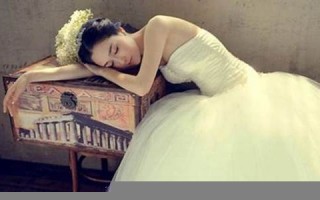梦见自己穿婚纱(梦见自己穿婚纱跑来跑去)